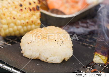 炭火の網の上で香ばしく焼ける焼きおにぎり 炭火の網の上で香ばしく焼ける焼きおにぎり 137798505