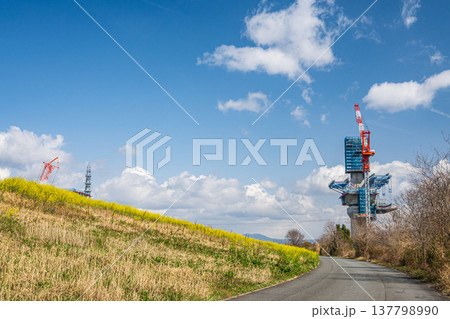 淀川右岸の河川敷で進む新名神高速道路建設工事　大阪府高槻市 137798990