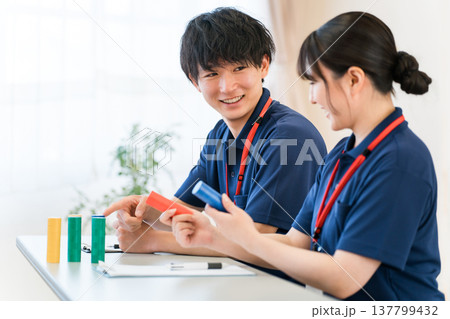 研修を受ける介護福祉士,ケアマネージャーの男女(勉強会,ミーティング) 研修を受ける介護福祉士,ケアマネージャーの男女(勉強会,ミーティング) 137799432