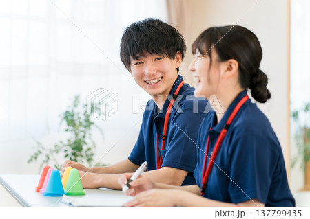 研修を受ける介護福祉士,ケアマネージャーの男女（勉強会,ミーティング） 137799435