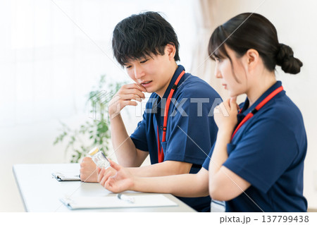 研修を受ける介護福祉士,ケアマネージャーの男女(勉強会,ミーティング) 研修を受ける介護福祉士,ケアマネージャーの男女(勉強会,ミーティング) 137799438