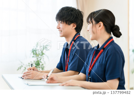 研修を受ける介護福祉士,ケアマネージャーの男女(勉強会,ミーティング) 研修を受ける介護福祉士,ケアマネージャーの男女(勉強会,ミーティング) 137799482