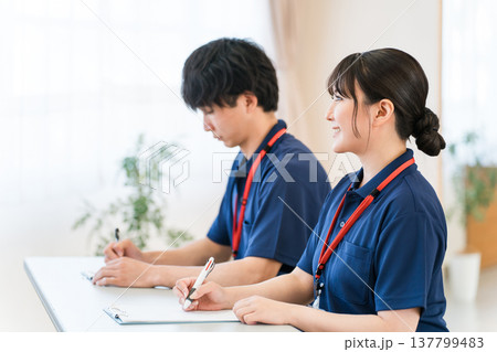 研修を受ける介護福祉士,ケアマネージャーの男女(勉強会,ミーティング) 研修を受ける介護福祉士,ケアマネージャーの男女(勉強会,ミーティング) 137799483