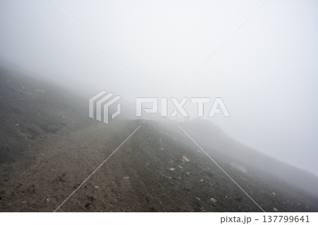 富士登山　天候悪化 137799641