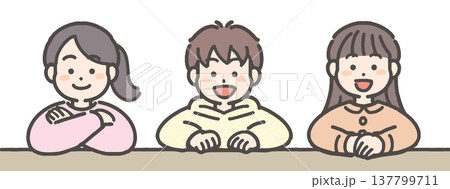 肘をついて笑顔の男の子と女の子 137799711