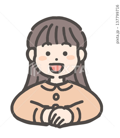 笑顔で手を組む女の子 137799716