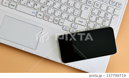 スマホとパソコン デジタルデバイス スマホとパソコン デジタルデバイス 137799719