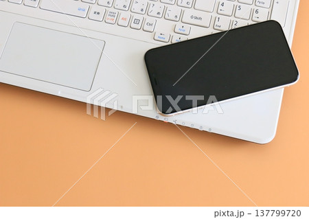 スマホとパソコン デジタルデバイス スマホとパソコン デジタルデバイス 137799720