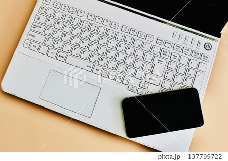 スマホとパソコン　デジタルデバイス 137799722