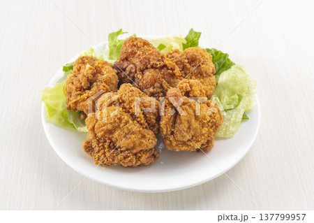 サクサクでジューシーな鶏の唐揚げ 137799957