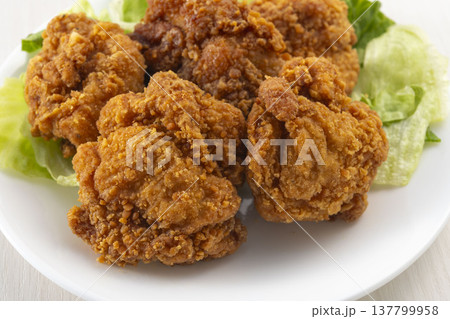 サクサクでジューシーな鶏の唐揚げ 137799958