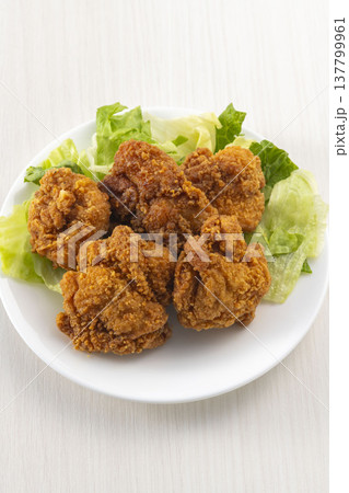 サクサクでジューシーな鶏の唐揚げ サクサクでジューシーな鶏の唐揚げ 137799961