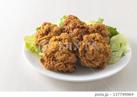 サクサクでジューシーな鶏の唐揚げ サクサクでジューシーな鶏の唐揚げ 137799964