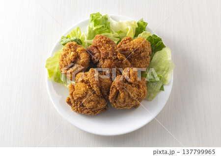 サクサクでジューシーな鶏の唐揚げ サクサクでジューシーな鶏の唐揚げ 137799965