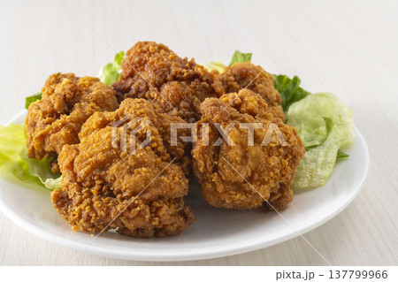サクサクでジューシーな鶏の唐揚げ 137799966