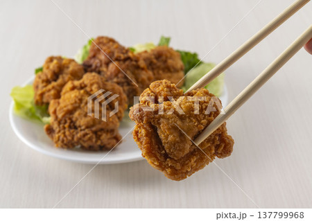 サクサクでジューシーな鶏の唐揚げ 137799968