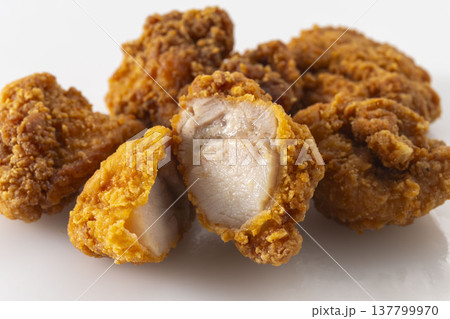 サクサクでジューシーな鶏の唐揚げ サクサクでジューシーな鶏の唐揚げ 137799970
