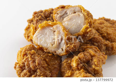 サクサクでジューシーな鶏の唐揚げ サクサクでジューシーな鶏の唐揚げ 137799972