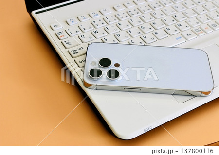 スマホとパソコン　ビジネスアイテム 137800116
