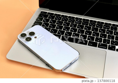 スマホとパソコン　ビジネスアイテム 137800118