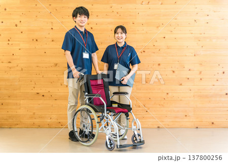 介護施設・デイサービスで働くケアマネージャー・作業療法士の介護職員 介護施設・デイサービスで働くケアマネージャー・作業療法士の介護職員 137800256