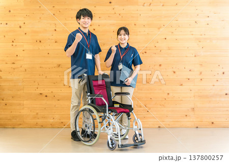 介護施設・デイサービスで働くケアマネージャー・作業療法士の介護職員 介護施設・デイサービスで働くケアマネージャー・作業療法士の介護職員 137800257
