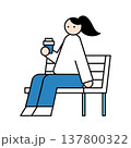 ベンチで休憩する女性 137800322