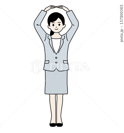 両手で丸を作るスーツ姿の女性　全身 137800365