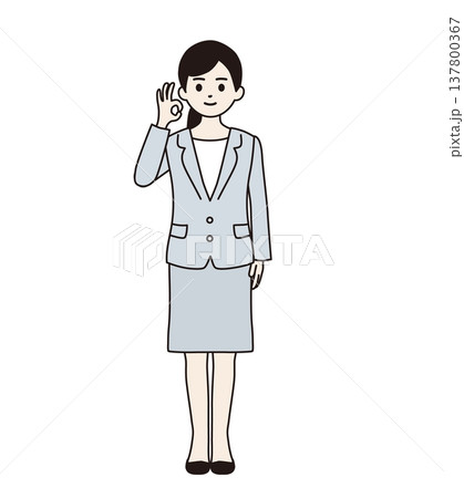 笑顔でOKポーズをするスーツの女性　全身 137800367