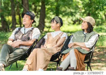 公園・キャンプ場でチェアリングする親子・ファミリー 137800477