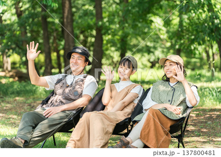 公園・キャンプ場でチェアリングする親子・ファミリー 公園・キャンプ場でチェアリングする親子・ファミリー 137800481
