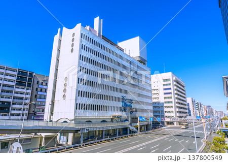 日本の横浜都市景観 桜木町駅　新南口側、桜木橋から桜木町ぴおシティなどを望む 137800549