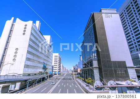 日本の横浜都市景観 桜木町駅 新南口側、桜木橋から桜木町ぴおシティやホテルメッツなどを望む 日本の横浜都市景観 桜木町駅 新南口側、桜木橋から桜木町ぴおシティやホテルメッツなどを望む 137800561