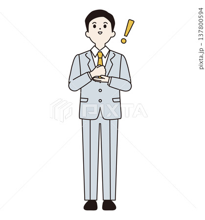 ひらめいたスーツの男性とびっくりマーク　全身　 137800594