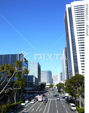 大通りのあるオフィス街の風景 137800620