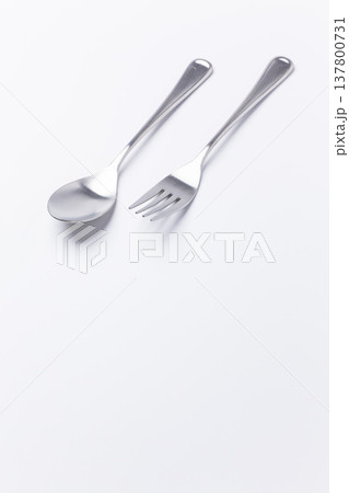金属製のスプーンとフォーク 白背景 137800731