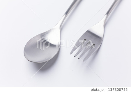 金属製のスプーンとフォーク 白背景 137800733
