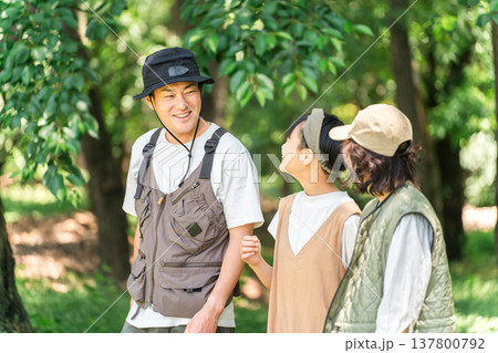 キャンプ場,公園でキャンプ,ハイキング,アウトドアレジャーを楽しむ家族・ファミリー 137800792