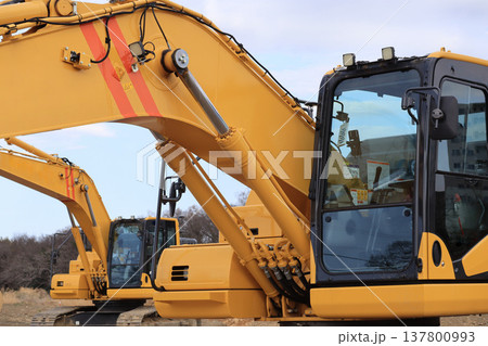 パワーショベルによる土木工事 137800993