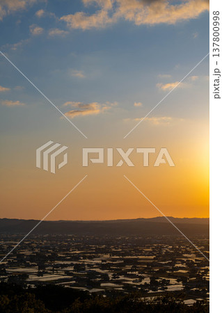 【初夏の絶景】初夏の砺波平野・散居村の夕暮れと水田のリフレクション【富山県】 137800998