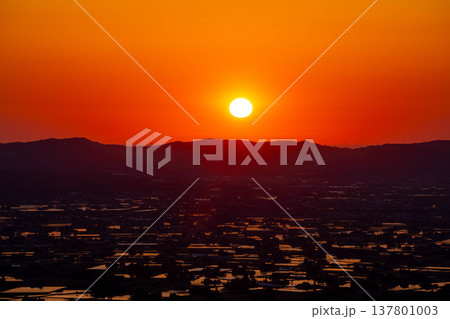 【初夏の絶景】初夏の砺波平野・散居村の夕暮れと水田のリフレクション【富山県】 【初夏の絶景】初夏の砺波平野・散居村の夕暮れと水田のリフレクション【富山県】 137801003