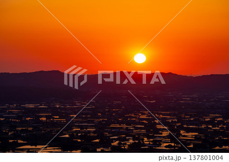【初夏の絶景】初夏の砺波平野・散居村の夕暮れと水田のリフレクション【富山県】 【初夏の絶景】初夏の砺波平野・散居村の夕暮れと水田のリフレクション【富山県】 137801004