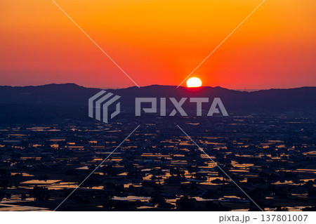 【初夏の絶景】初夏の砺波平野・散居村の夕暮れと水田のリフレクション【富山県】 【初夏の絶景】初夏の砺波平野・散居村の夕暮れと水田のリフレクション【富山県】 137801007