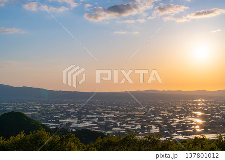 【初夏の絶景】初夏の砺波平野・散居村の夕暮れと水田のリフレクション【富山県】 【初夏の絶景】初夏の砺波平野・散居村の夕暮れと水田のリフレクション【富山県】 137801012
