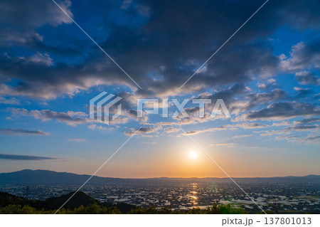 【初夏の絶景】初夏の砺波平野・散居村の夕暮れと水田のリフレクション【富山県】 137801013