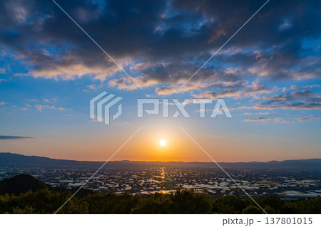【初夏の絶景】初夏の砺波平野・散居村の夕暮れと水田のリフレクション【富山県】 【初夏の絶景】初夏の砺波平野・散居村の夕暮れと水田のリフレクション【富山県】 137801015