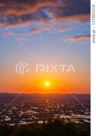【初夏の絶景】初夏の砺波平野・散居村の夕暮れと水田のリフレクション【富山県】 137801019
