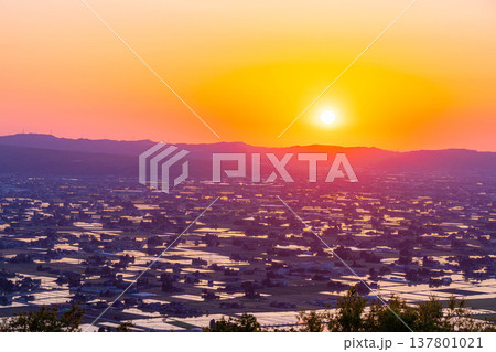 【初夏の絶景】初夏の砺波平野・散居村の夕暮れと水田のリフレクション【富山県】 【初夏の絶景】初夏の砺波平野・散居村の夕暮れと水田のリフレクション【富山県】 137801021