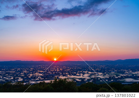 【初夏の絶景】初夏の砺波平野・散居村の夕暮れと水田のリフレクション【富山県】 【初夏の絶景】初夏の砺波平野・散居村の夕暮れと水田のリフレクション【富山県】 137801022