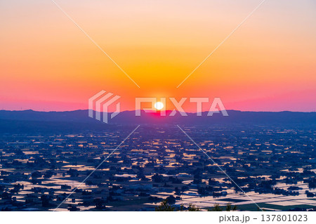 【初夏の絶景】初夏の砺波平野・散居村の夕暮れと水田のリフレクション【富山県】 137801023